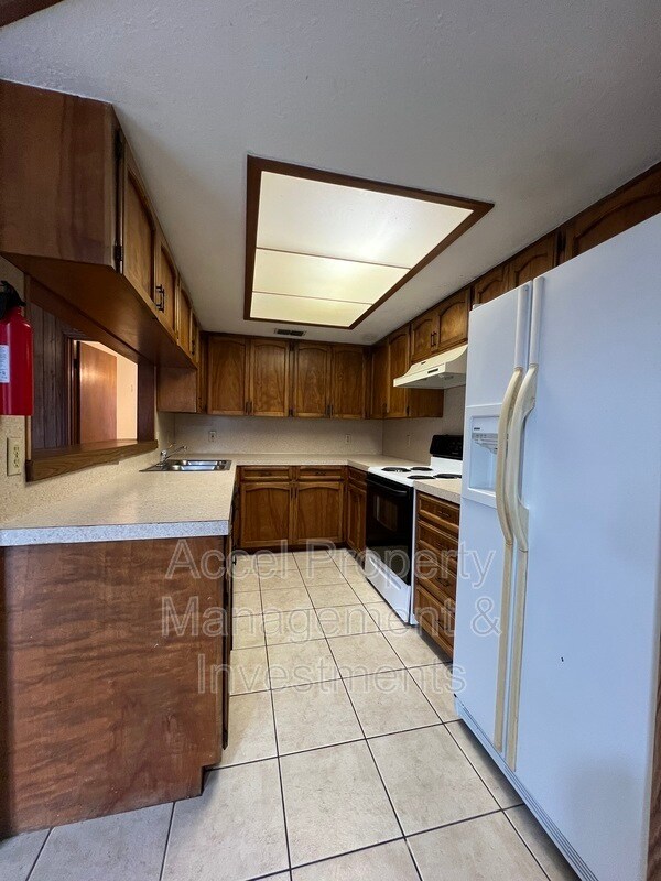 Building Photo - 2004 Lambeth Way