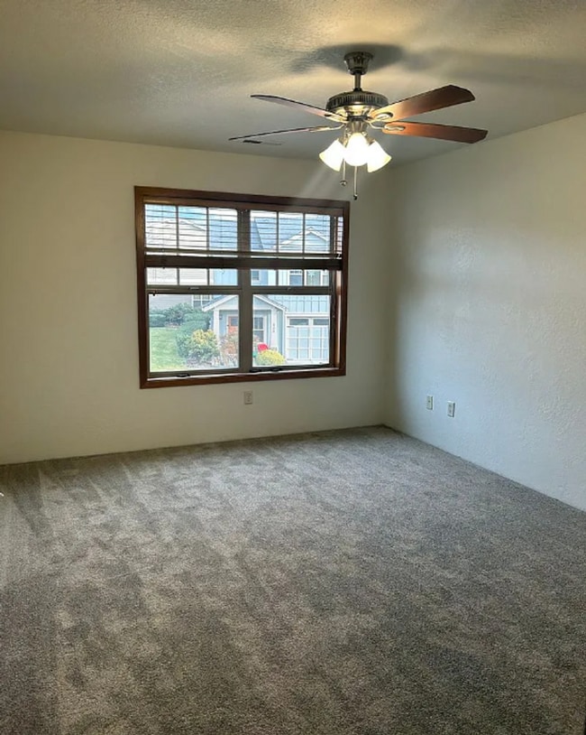 Building Photo - East Medford 2 bedroom 1.5 bathroom 2 story townhome