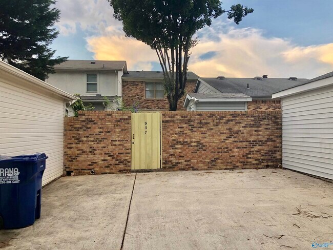 Building Photo - 337 Chateau Dr SW