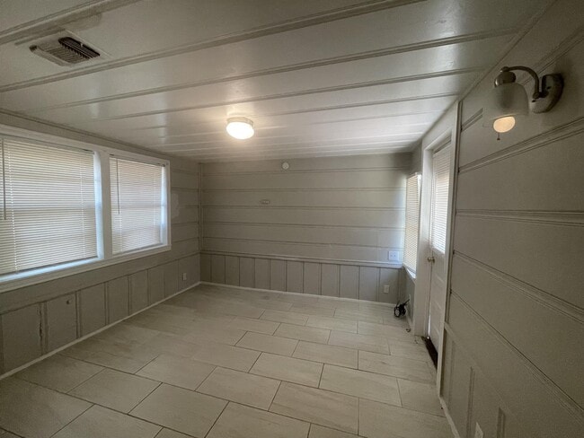 Building Photo - 415 S Rio Grande St