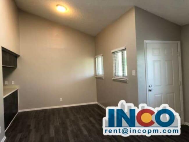 Building Photo - Fantastic Location! 2 bedroom 1 bath condo...