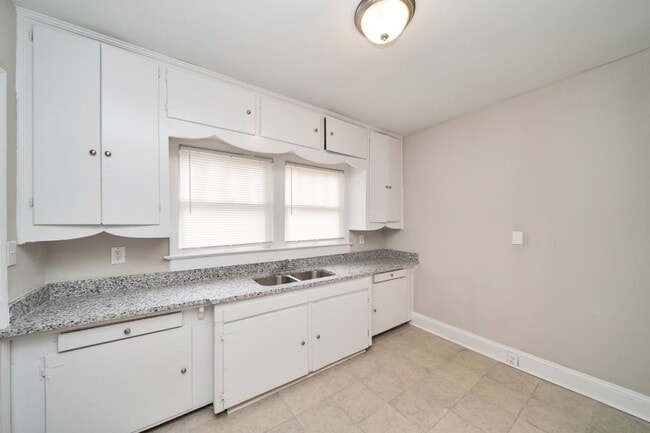 Building Photo - 817 31st Ave E