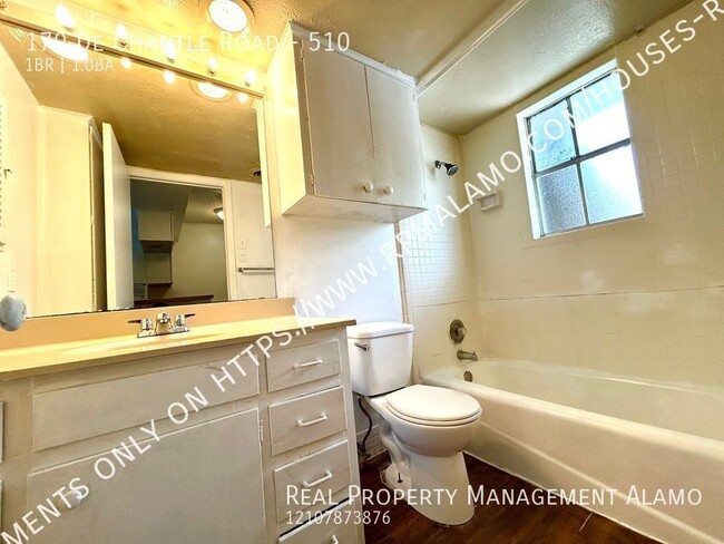 Building Photo - Studio / 1 Bathroom Upstairs Unit Near Bal...