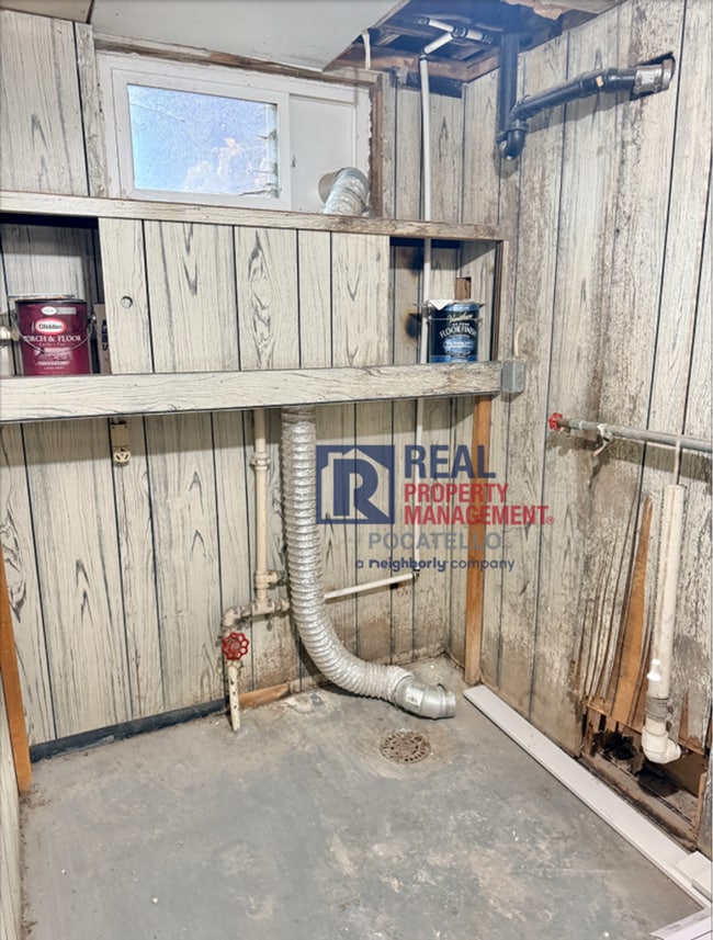 Building Photo - 3 Bedroom 1 Bath Apartment - newly remodeled