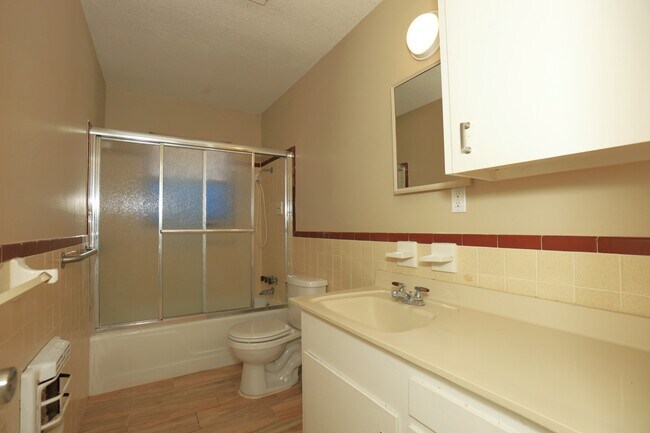 Building Photo - 103 E Meadow Ln