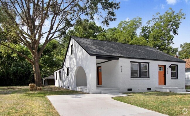 Building Photo - 910 E Mulberry St