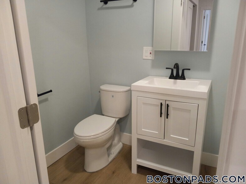 Building Photo - 740 E 7th St