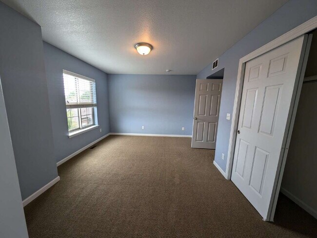 Building Photo - Great Lowry Townhome! Move in Special of $...