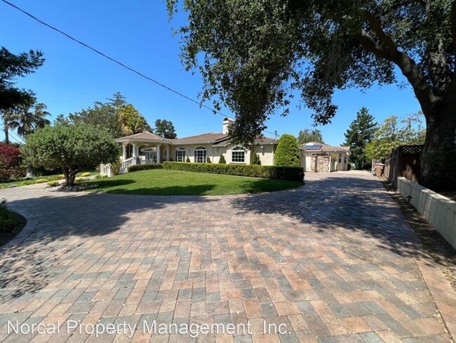 Building Photo - 5 br, 4.5 bath House - 1425 Villa Dr