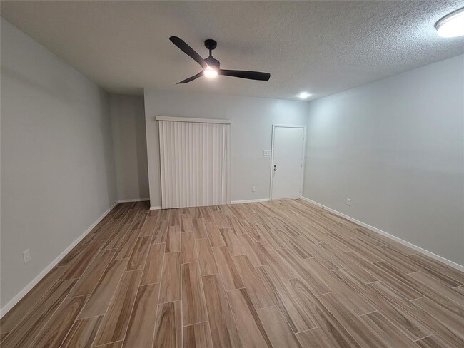 Building Photo - 7093 N Holiday Dr