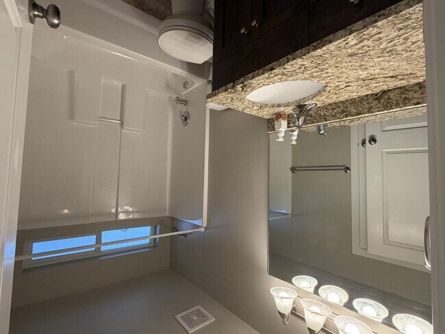 Building Photo - 2103 925 W