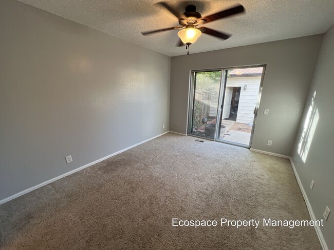 Building Photo - Beautiful Townhouse in Aurora's Mission Vi...