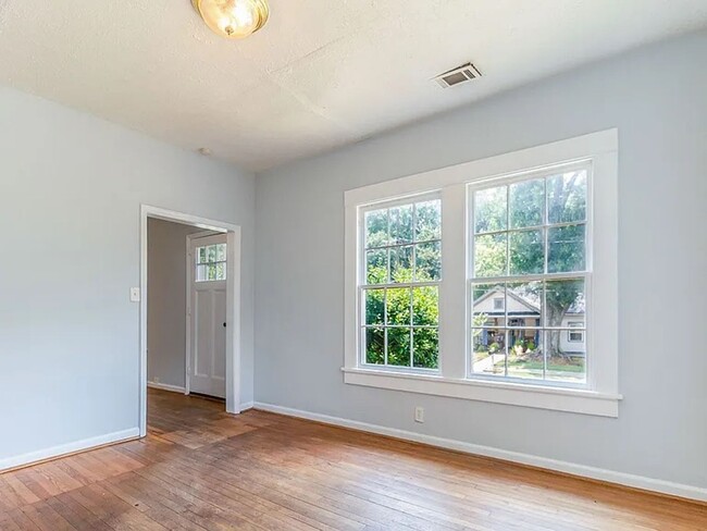 Building Photo - 3bd/2ba in the Heart of Oakland City and M...