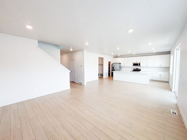 Building Photo - 414 W Snowberry Dr