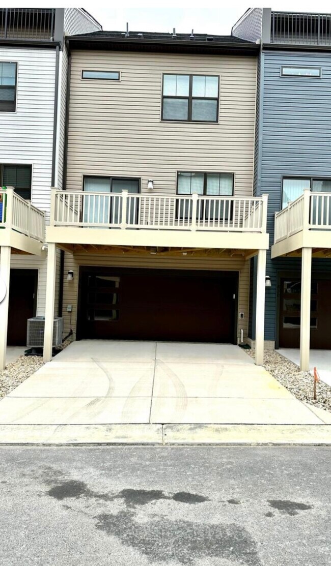 Building Photo - 822 Teacher Mitchell Rd