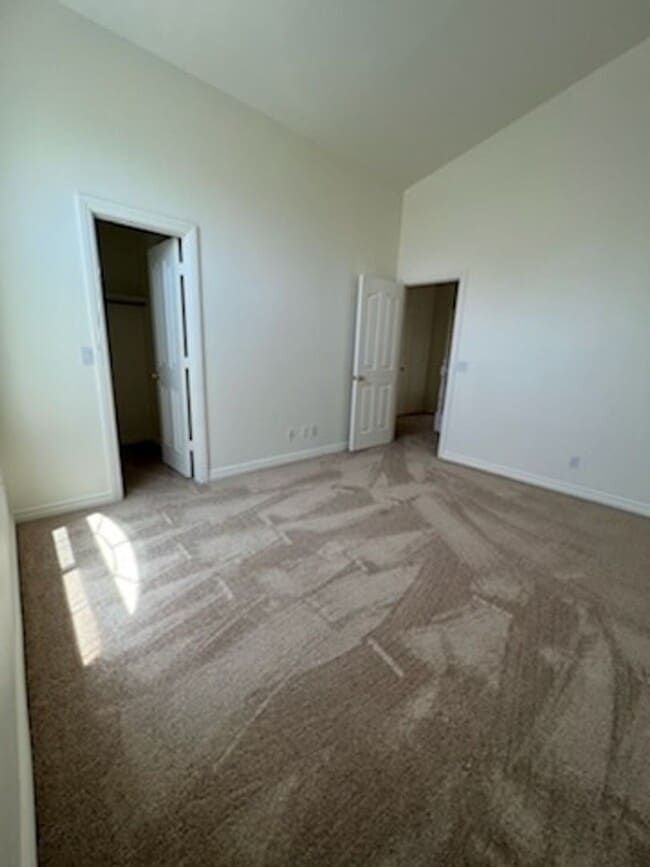 Building Photo - 4 Bedroom Located in Lamplight!