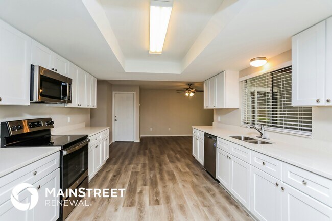 Building Photo - 1800 Gladiolas Dr