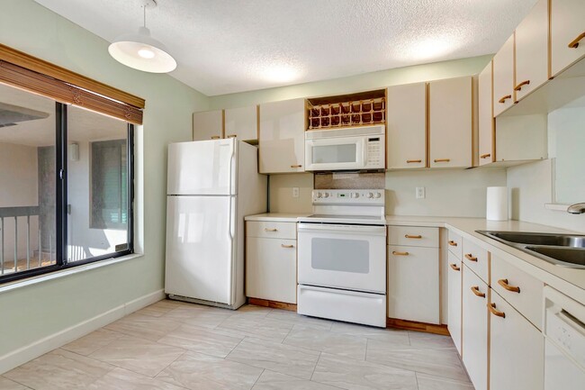 Building Photo - 351 Club Cir