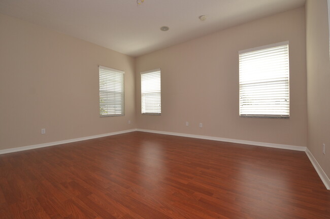 Building Photo - Gorgeous 4/3 Townhome in Oviedo ~ 2.5 Car ...