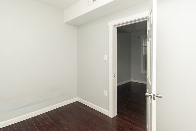 Building Photo - 2968 N Ridgeway Ave