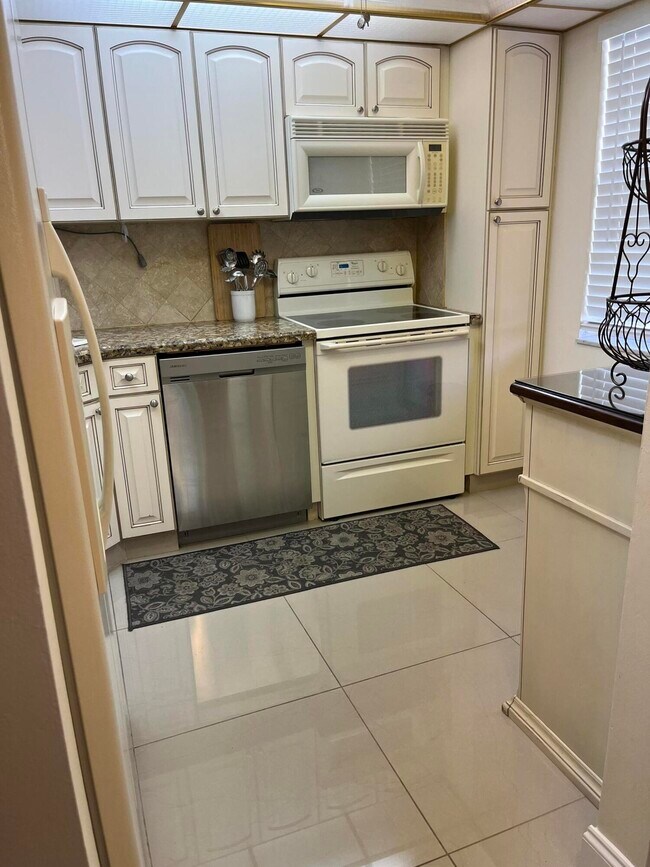 Building Photo - 3776 Inverrary Blvd