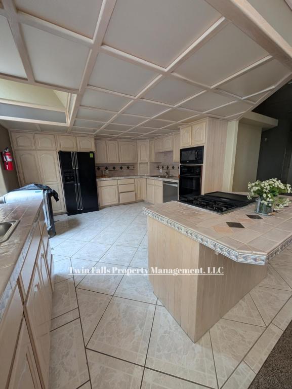 Building Photo - 917 Main St