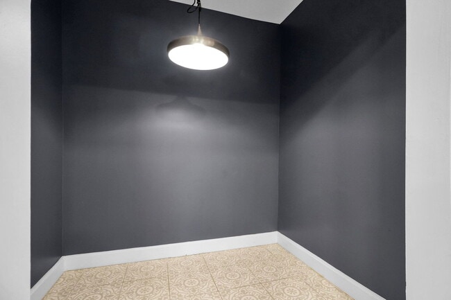 Building Photo - 587 S Ogden Ave