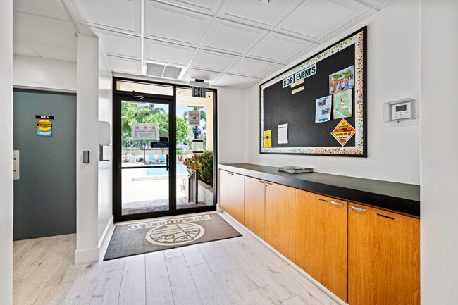 Building Photo - 5153 Oakhill Ln
