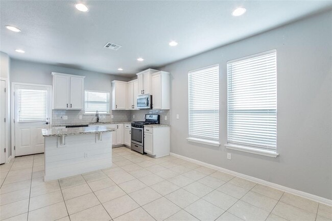 Building Photo - 921 Medina Wy