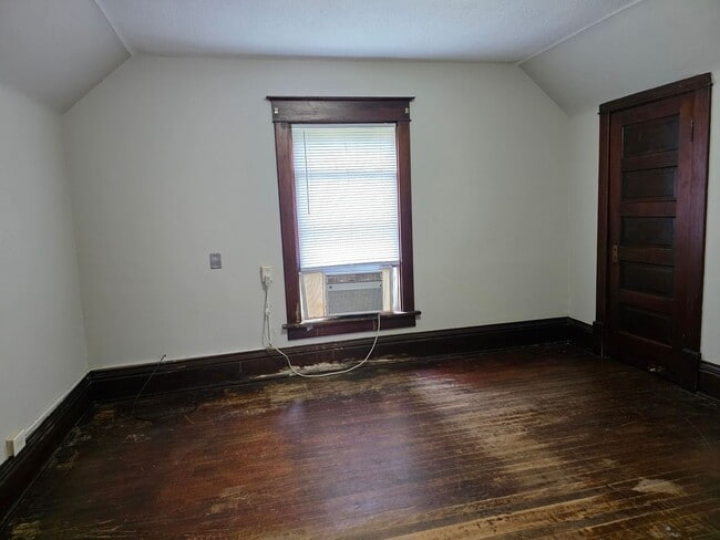 Building Photo - 1705 Gillette St