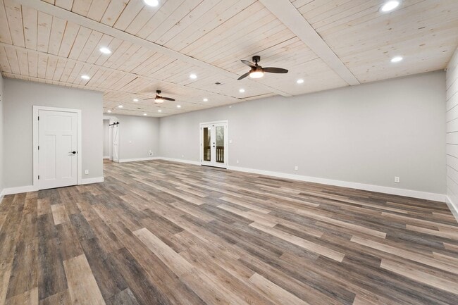 Building Photo - FREE RENT! Luxury Living on the River — Your Dream Home Awaits