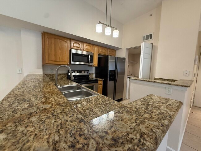 Building Photo - 211 SW Palm Dr