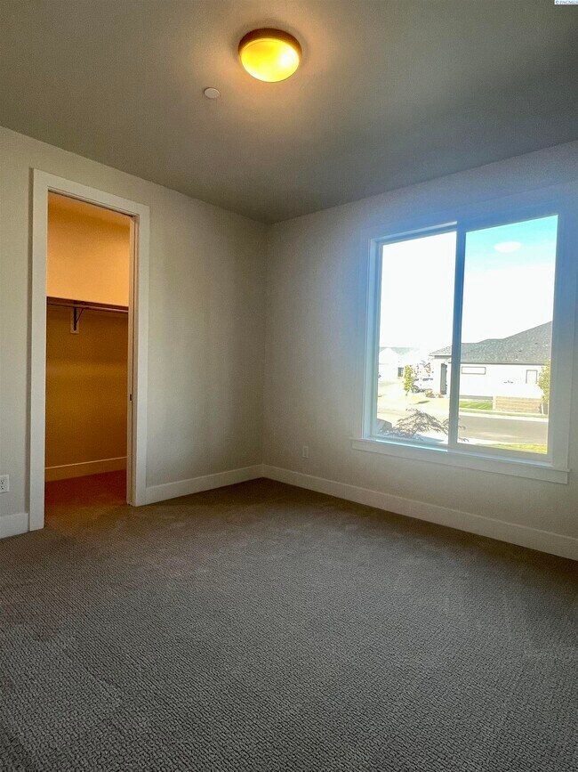 Building Photo - FOR RENT, newer modern home