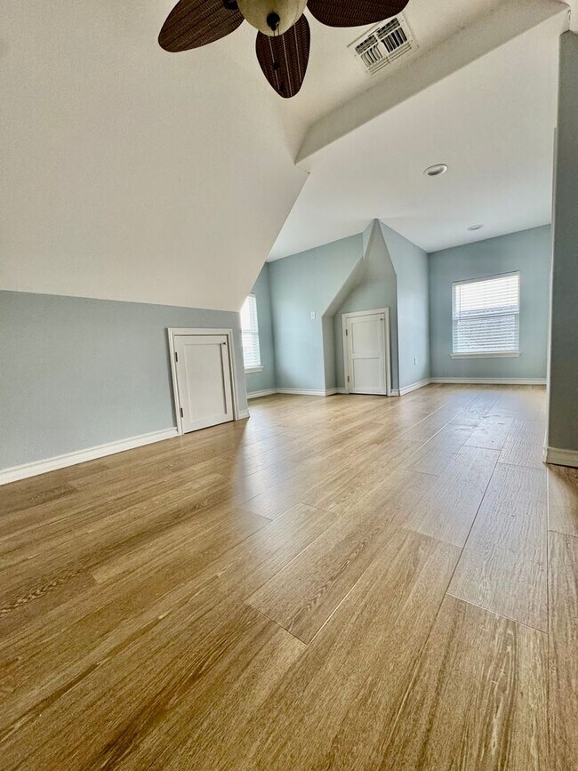 Building Photo - Elegant Estate in the Country Club Setting-Mother in law suite