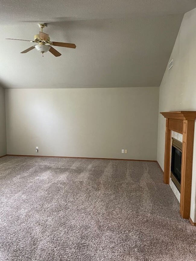 Building Photo - Quiet Peaceful 3 bedroom 2 bath Single Lev...