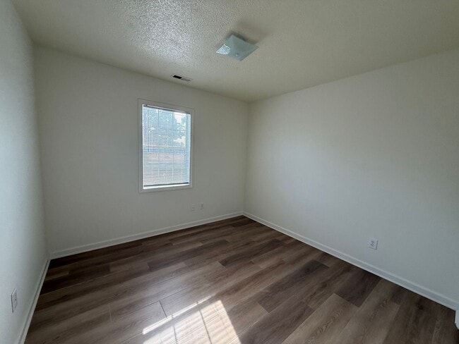 Building Photo - Charming 3 bedroom home in the Hubert area