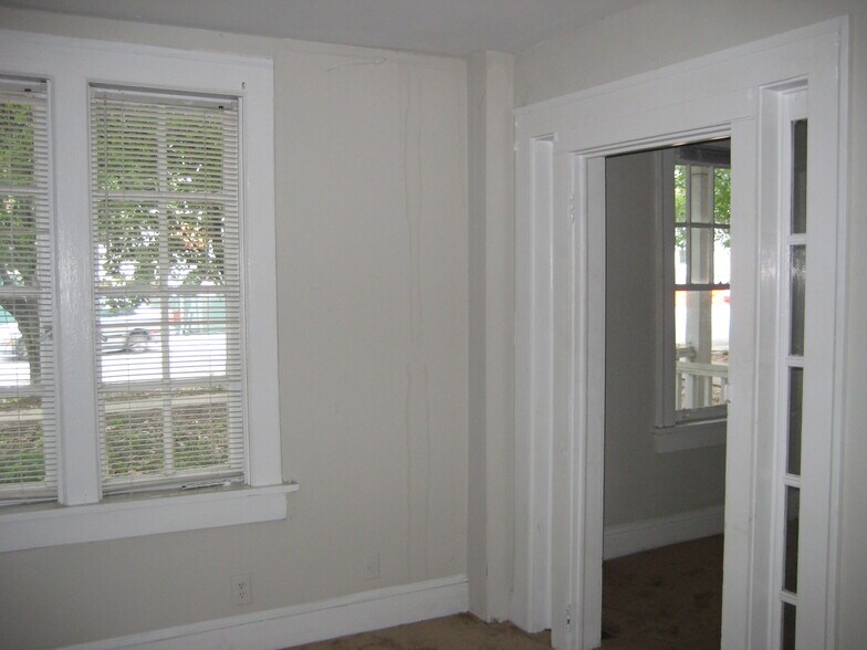 Building Photo - 1357 Oxford Rd NE