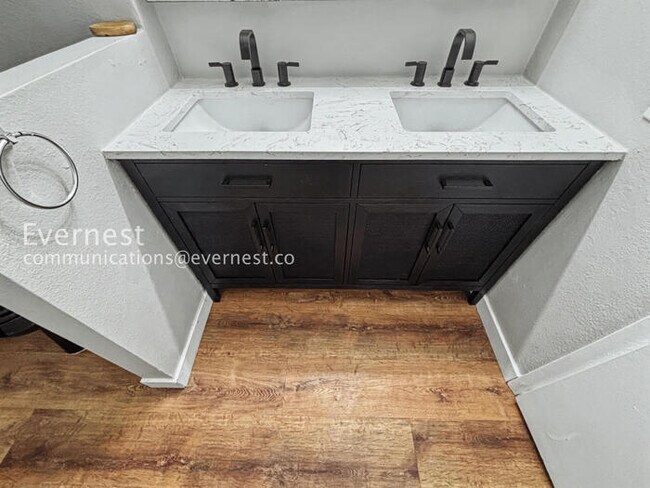 Building Photo - PROMO: Half Off the First Month's Rent! / 3 Bed, 1 Bath Townhome with Garage & Fenced Yard