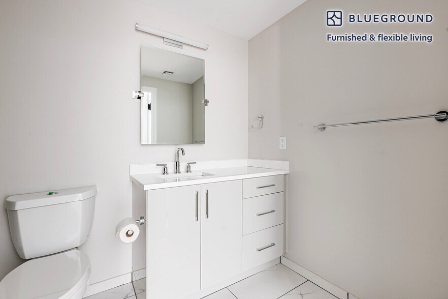 Building Photo - 3275 Washington Blvd