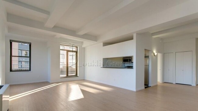 Building Photo - 4 bedroom in NEW YORK NY 10006