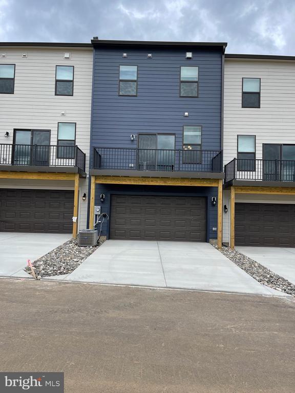 Building Photo - 572 Union St