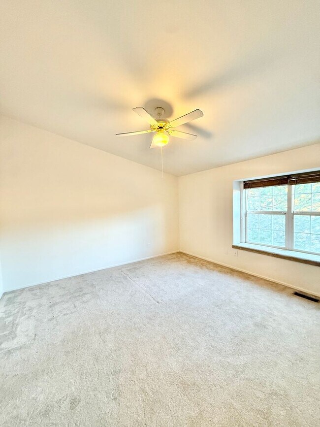 Building Photo - End- unit townhome on Hamlet!