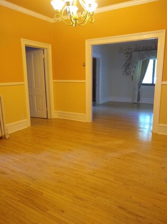 Building Photo - 1007 Dewey Ave NE