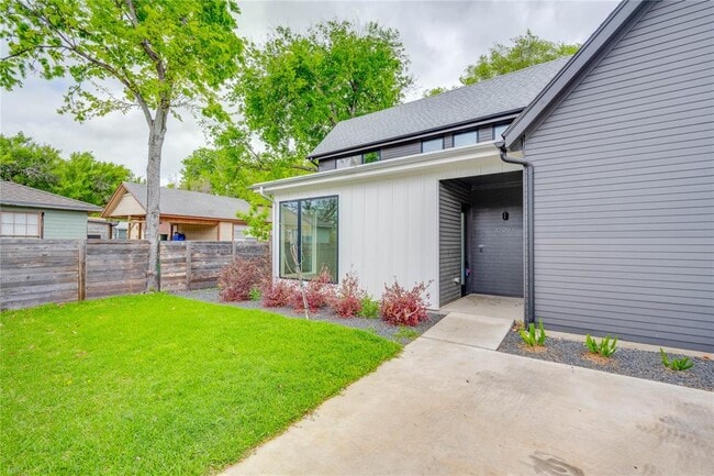 Building Photo - 1206 Justin Ln