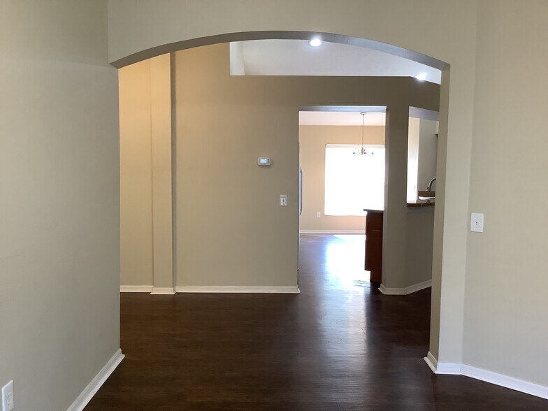 Building Photo - 9312 Hidden Water Cir