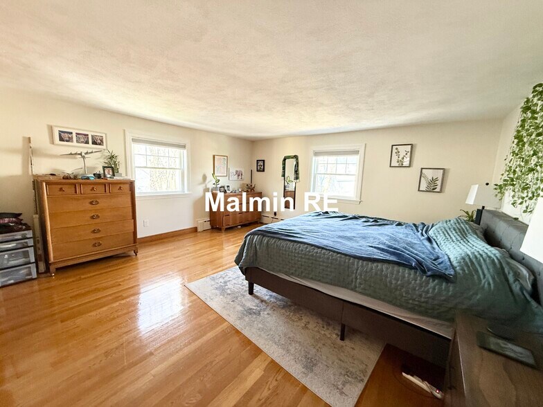 Building Photo - 920 E 4th St