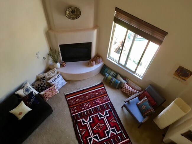Building Photo - Beautiful Fully Furnished 2 Bedroom Townho...