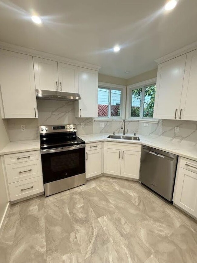Building Photo - Charming 2-Bedroom Home Large Rumpus Room,...