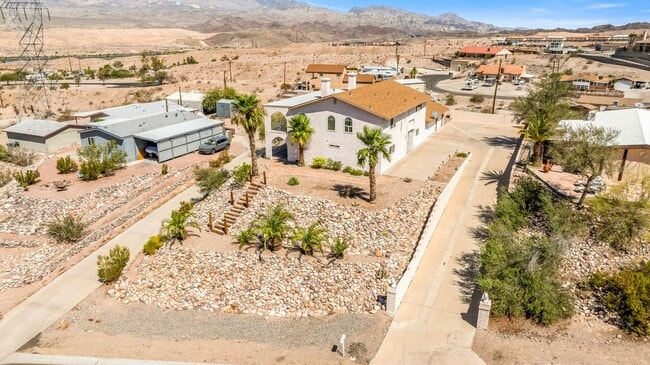 Building Photo - One of Kind 3 bed/2.5 bath home with 3 car attached garage located in BHC.