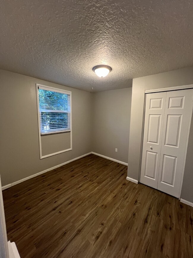 Building Photo - Cute Cottage Style 1 Bedroom Duplex